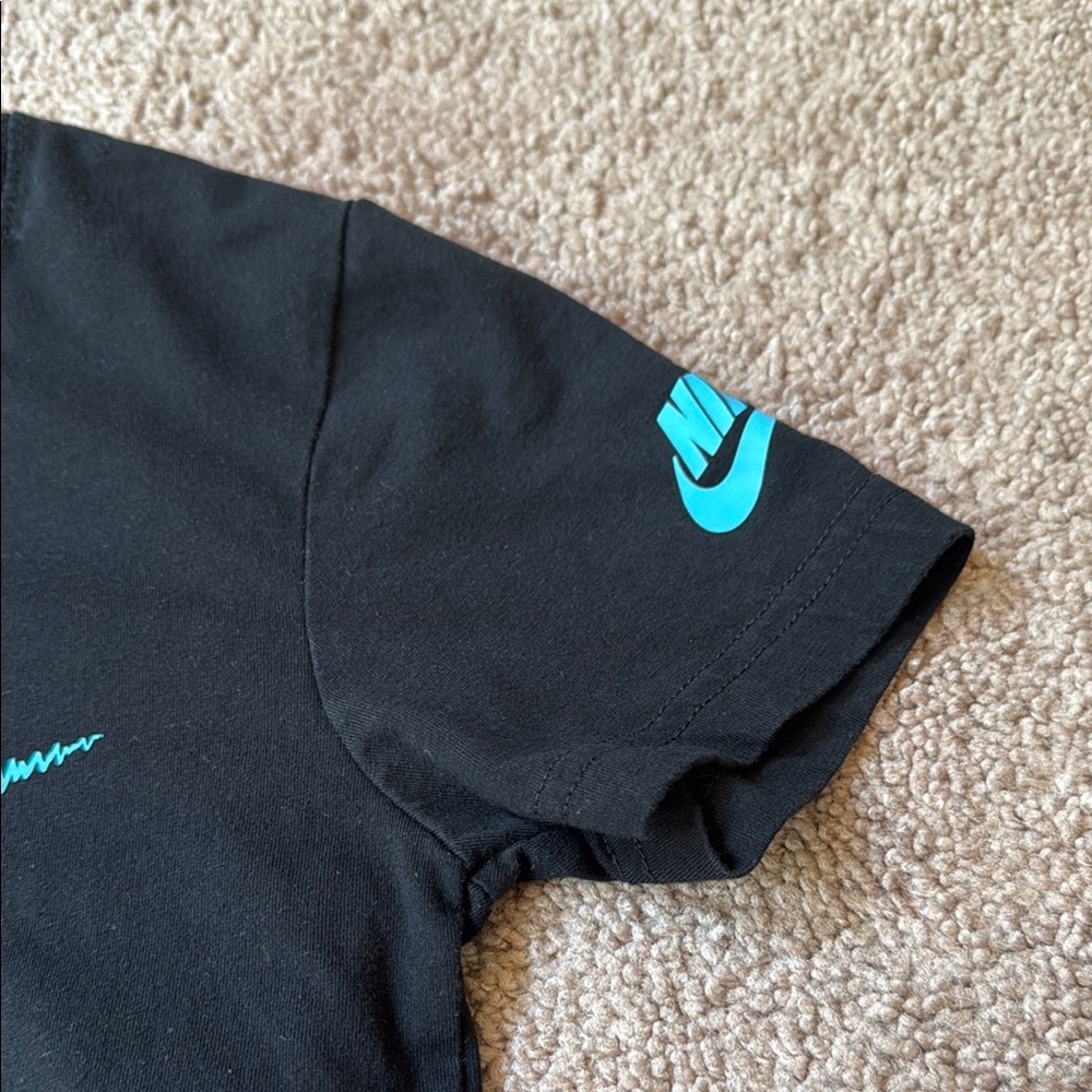 Nike Kids Black T-Shirt with Pink and Blue Logo, size 7 - Picture 3 of 6
